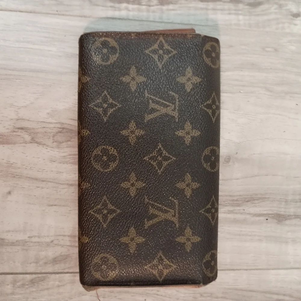 Authentic Louis Vuitton Monogram Sarah Wallet